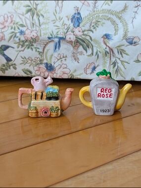 Vtg Red Rose Mini Teapot Figurines